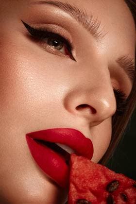 Creative Highlights Symbolbilder Sexy Frau mit Locken, klassischem Make-up und roten Lippen hält eine Wassermelone in ihren Händen. Schönes Gesicht. Foto im Studio aufgenommen *** sexy Woman with Beckon, classic Make up and Red Lips holds a Watermelon in their Hands Beautiful Face Photo at Studio included Copyright: imageBROKER/NikitaxKobrin ibxnko08810554.jpg ,model released, Symbolfoto ,property released