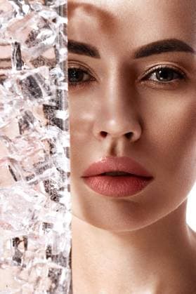  Schöne Frau mit Labor-Container mit Flüssigkeit, Make-up und Frisur. Schönes Gesicht. Das Foto wurde in einem Studio auf einem weißen Hintergrund aufgenommen *** Beauty Woman with Laboratory Container with Liquid, Make up and Hairdo Beautiful Face the Photo was in a Studio at a white Background included Copyright: imageBROKER/NikitaxKobrin ibxnko08810650.jpg ,model released, Symbolfoto ,property released