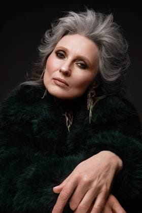 Creative Highlights Symbolbilder Porträt einer schönen älteren Frau in einer Leopardenbluse und einem Pelzmantel mit klassischem Make-up und grauem Haar *** Portrait a beautiful older Woman in a Leopard blouse and a Fur coat with classic Make up and grey Hair Copyright: imageBROKER/NikitaxKobrin ibxnko08810744.jpg ,model released, Symbolfoto ,property released