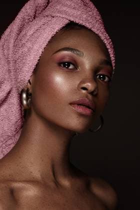 Creative Highlights Symbolbilder Schöne schwarze Frau mit einem rosa Handtuch auf dem Kopf und klassischem Make-up. Schönes Gesicht. Foto im Studio aufgenommen *** Beauty Black Woman with a Pink Towel at the Head and classic Make up Beautiful Face Photo at Studio included Copyright: imageBROKER/NikitaxKobrin ibxnko08810809.jpg ,model released, Symbolfoto ,property released