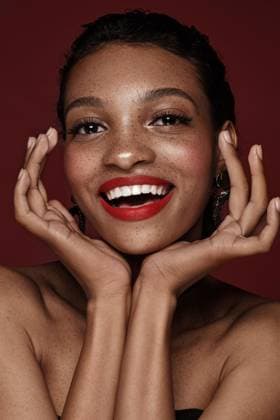 Creative Highlights Symbolbilder Schöne schwarze Frau mit einem Lächeln und roten Lippen und Sommersprossen. Schönes Gesicht. Foto im Studio aufgenommen *** Beauty Black Woman with a smile and Red Lips and Freckles Beautiful Face Photo at Studio included Copyright: imageBROKER/NikitaxKobrin ibxnko08810811.jpg ,model released, Symbolfoto ,property released