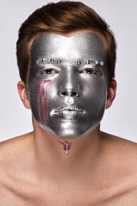  Junger Mann mit Kunst kreativen Kunst Make-up mit silberner Farbe auf seinem Gesicht. Schönheit Gesicht. Bild im Studio auf einem weißen Hintergrund genommen *** Youngster Man with Art creative Art Make up with Silver Colour at his Face Beauty Face Picture at Studio at a white Background taken Copyright: imageBROKER/NikitaxKobrin ibxnko08811517.jpg ,model released, Symbolfoto ,property released