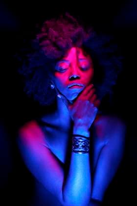 Creative Highlights Symbolbilder Naked young woman with hand on chin model released, Symbolfoto, JSMF02518