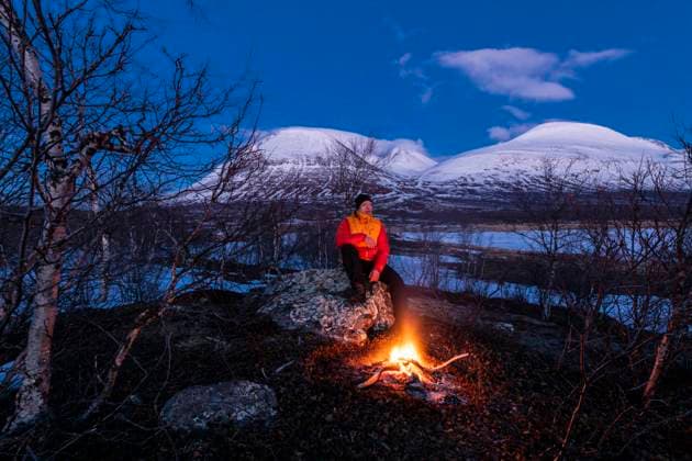 Mann am Lagerfeuer, Lappland Mann am Lagerfeuer, Stora Sjöfallet Nationalpark, Welterbe Laponia, Norrbotten, Lappland, Schweden, April 2018 Copyright: xZoonar.com GUNARxSTREUx 12075108 ,model released, Symbolfoto ,property released