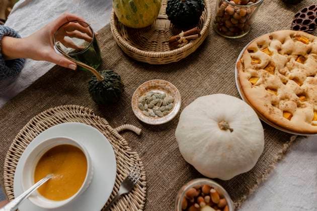 Hand of woman eating pumpkin porridge at autumnal table model released, Symbolfoto property released, LLUF01044