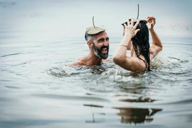 Creative Highlights Symbolbilder Happy mature man with woman having fun together in lake model released, Symbolfoto, MJRF00825