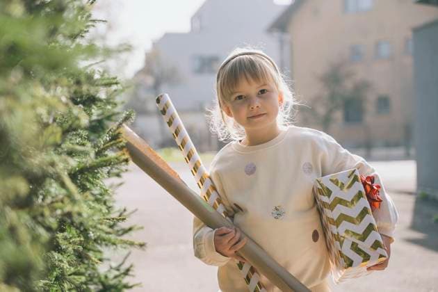 Girl standing with gift box and wrapping paper model released, Symbolfoto, NDEF00221