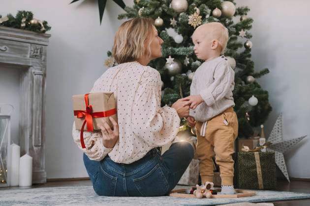 Mother hiding Christmas gift from son at home model released, Symbolfoto property released, NDEF00254