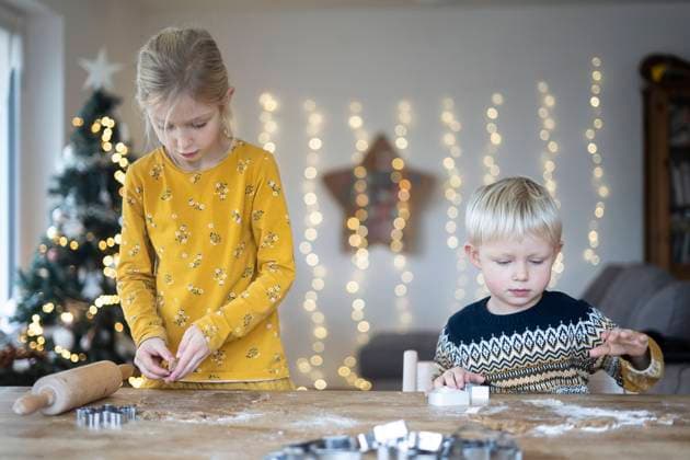 Brother and sister preparing cookies at table on Christmas model released, Symbolfoto property released, NJAF00081