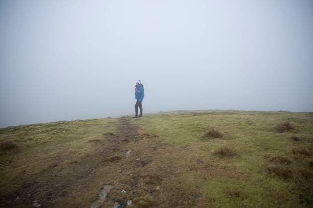 IMAGO Creative: Gesundheit, Stille Man standing on hill in foggy weather model released, Symbolfoto, PMF02278