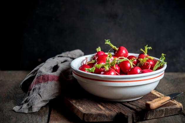 IMAGO Creative, Sommer, Food, Radieschen Red radishes in bowl at table, SBDF04592