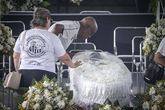 Brasilien, Totenwache für Fußballlegende Pele im Stadion des FC Santos in Sao Paulo Funeral of Pele in Santos. January 02, 2023, Santos, Sao Paulo, Brazil: Funeral of Brazilian soccer legend, Pele, held at Urbano Caldeira stadium in Vila Belmiro on Monday (02) with the presence of his son Edinho and family and FIFA President Gianni Infantino. Pele was admitted to the Albert Einstein hospital in Sao Paulo, where he died on December 29, 2022. Funeral of Pele in Santos.  Copyright: xAndrexPerax