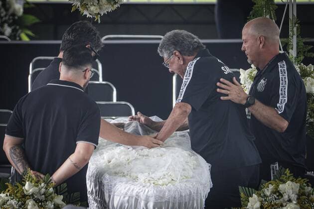 Brasilien, Totenwache für Fußballlegende Pele im Stadion des FC Santos in Sao Paulo Funeral of Pele in Santos. January 02, 2023, Santos, Sao Paulo, Brazil: Funeral of Brazilian soccer legend, Pele, held at Urbano Caldeira stadium in Vila Belmiro on Monday (02) with the presence of his son Edinho and family and FIFA President Gianni Infantino. Pele was admitted to the Albert Einstein hospital in Sao Paulo, where he died on December 29, 2022. Funeral of Pele in Santos.  Copyright: xAndrexPerax