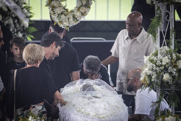 Brasilien, Totenwache für Fußballlegende Pele im Stadion des FC Santos in Sao Paulo Funeral of Pele in Santos. January 02, 2023, Santos, Sao Paulo, Brazil: Funeral of Brazilian soccer legend, Pele, held at Urbano Caldeira stadium in Vila Belmiro on Monday (02) with the presence of his son Edinho and family and FIFA President Gianni Infantino. Pele was admitted to the Albert Einstein hospital in Sao Paulo, where he died on December 29, 2022. Funeral of Pele in Santos.  Copyright: xAndrexPerax