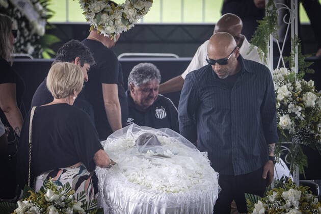 Brasilien, Totenwache für Fußballlegende Pele im Stadion des FC Santos in Sao Paulo Funeral of Pele in Santos. January 02, 2023, Santos, Sao Paulo, Brazil: Funeral of Brazilian soccer legend, Pele, held at Urbano Caldeira stadium in Vila Belmiro on Monday (02) with the presence of his son Edinho and family and FIFA President Gianni Infantino. Pele was admitted to the Albert Einstein hospital in Sao Paulo, where he died on December 29, 2022. Funeral of Pele in Santos.  Copyright: xAndrexPerax