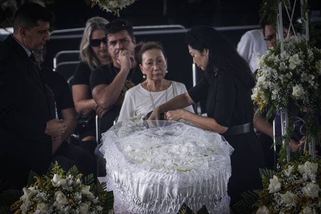 Brasilien, Totenwache für Fußballlegende Pele im Stadion des FC Santos in Sao Paulo Funeral of Pele in Santos. January 02, 2023, Santos, Sao Paulo, Brazil: Funeral of Brazilian soccer legend, Pele, held at Urbano Caldeira stadium in Vila Belmiro on Monday (02) with the presence of his son Edinho and family and FIFA President Gianni Infantino. Pele was admitted to the Albert Einstein hospital in Sao Paulo, where he died on December 29, 2022. Funeral of Pele in Santos.  Copyright: xAndrexPerax