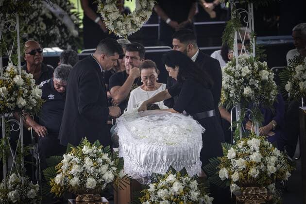 Brasilien, Totenwache für Fußballlegende Pele im Stadion des FC Santos in Sao Paulo Funeral of Pele in Santos. January 02, 2023, Santos, Sao Paulo, Brazil: Funeral of Brazilian soccer legend, Pele, held at Urbano Caldeira stadium in Vila Belmiro on Monday (02) with the presence of his son Edinho and family and FIFA President Gianni Infantino. Pele was admitted to the Albert Einstein hospital in Sao Paulo, where he died on December 29, 2022. Funeral of Pele in Santos.  Copyright: xAndrexPerax
