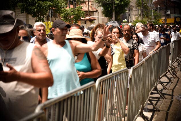Sao Paulo, Totenwache für Fußballlegende Pele, Fans warten vor dem Stadion des FC Santos  Pele s Death - Aerials Last Farewell Santos, Jan.2nd.2023 - Fans queue to see and give their last tributes and faerwell to Pele. The greateast footballer of all times and elected athlete of the XX centuruy died at 82 last Thursday, Dec. 29th Santos Brazil  Copyright: xGustavoxBassox originalFilename: basso-tematitu230102_npbS7.jpg