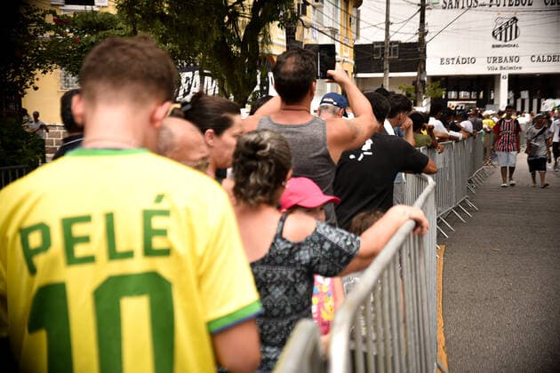 Sao Paulo, Totenwache für Fußballlegende Pele, Fans warten vor dem Stadion des FC Santos  Pele s Death - Aerials Last Farewell Santos, Jan.2nd.2023 - Fans queue to see and give their last tributes and faerwell to Pele. The greateast footballer of all times and elected athlete of the XX centuruy died at 82 last Thursday, Dec. 29th Santos Brazil  Copyright: xGustavoxBassox originalFilename: basso-tematitu230102_npH3Q.jpg