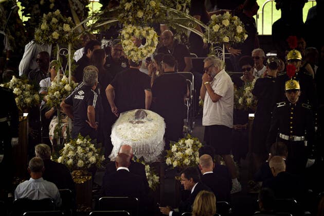 Brasilien, Totenwache für Fußballlegende Pele im Stadion des FC Santos in Sao Paulo Pele s Death - Aerials Last Farewell Santos, Jan.2nd.2023 - Fans queue to see and give their last tributes and faerwell to Pele. The greateast footballer of all times and elected athlete of the XX centuruy died at 82 last Thursday, Dec. 29th Santos Brazil  Copyright: xGustavoxBassox originalFilename: basso-tematitu230102_npymZ.jpg