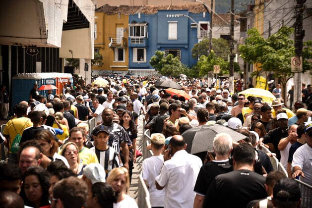 Sao Paulo, Totenwache für Fußballlegende Pele, Fans warten vor dem Stadion des FC Santos  Pele s Death - Aerials Last Farewell Santos, Jan.2nd.2023 - Fans queue to see and give their last tributes and faerwell to Pele. The greateast footballer of all times and elected athlete of the XX centuruy died at 82 last Thursday, Dec. 29th Santos Brazil  Copyright: xGustavoxBassox originalFilename: basso-tematitu230102_npYyJ.jpg