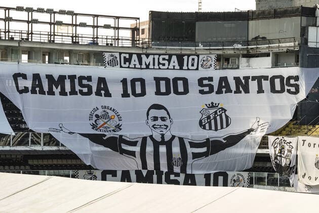 Brasilien, Totenwache für Fußballlegende Pele im Stadion des FC Santos in Sao Paulo January 2, 2023: Wake of the former Brazilian soccer player Edson Arantes do Nascimento, Pelo , at the Santos Futebol Clube stadium, in the city of Santos, Brazil, on January 2, 2023. Pelo died on December 29, 2022 at the age of 82 after spending 30 days hospitalized in Sao Paulo for treatment of colon cancer discovered in 2021. The cause of death was multiple organ failure. - ZUMAl146 20230102_zaf_l146_002 Copyright: xPauloxLopesx