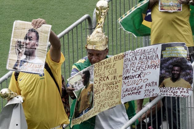 Brasilien, Totenwache für Fußballlegende Pele im Stadion des FC Santos in Sao Paulo January 2, 2023: Wake of the former Brazilian soccer player Edson Arantes do Nascimento, Pelo , at the Santos Futebol Clube stadium, in the city of Santos, Brazil, on January 2, 2023. Pelo died on December 29, 2022 at the age of 82 after spending 30 days hospitalized in Sao Paulo for treatment of colon cancer discovered in 2021. The cause of death was multiple organ failure. - ZUMAl146 20230102_zaf_l146_007 Copyright: xPauloxLopesx
