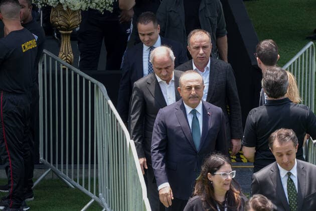 Brasilien, Totenwache für Fußballlegende Pele im Stadion des FC Santos in Sao Paulo January 2, 2023: Turkish Foreign Minister Mevlut Cavusoglu during the wake of the former Brazilian soccer player Edson Arantes do Nascimento, Pelo , at the Santos Futebol Clube stadium, in the city of Santos, Brazil, on January 2, 2023. Pelo died on December 29, 2022 at the age of 82 after spending 30 days hospitalized in Sao Paulo for treatment of colon cancer discovered in 2021. The cause of death was multiple organ failure. - ZUMAl146 20230102_zaf_l146_020 Copyright: xPauloxLopesx