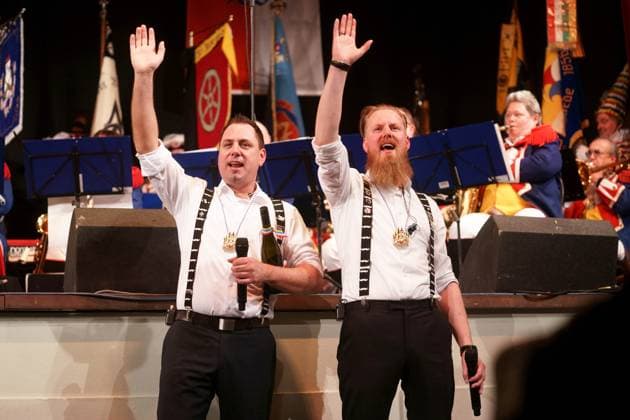 DOBBELBOCK MATTHIAS UND ANDREAS BOCKIUS VERLEIHUNG DES RANZENGARDISTEN AN CHRISTIAN HEIDEL GROSSER MUSIKALISCHER GENERALAPPELL DER MAINZER RANZENGARDE KURFUERSTLICHES SCHLOSS MAINZ