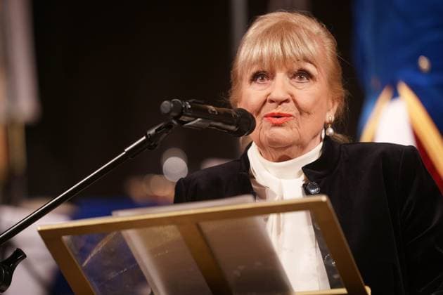 MARGIT SPONHEIMER AUF EINEM HANDY VERLEIHUNG DES RANZENGARDISTEN AN CHRISTIAN HEIDEL GROSSER MUSIKALISCHER GENERALAPPELL DER MAINZER RANZENGARDE KURFUERSTLICHES SCHLOSS MAINZ