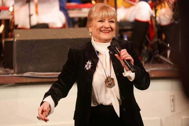 MARGIT SPONHEIMER AUF EINEM HANDY VERLEIHUNG DES RANZENGARDISTEN AN CHRISTIAN HEIDEL GROSSER MUSIKALISCHER GENERALAPPELL DER MAINZER RANZENGARDE KURFUERSTLICHES SCHLOSS MAINZ