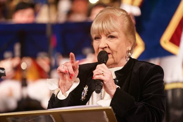 MARGIT SPONHEIMER AUF EINEM HANDY VERLEIHUNG DES RANZENGARDISTEN AN CHRISTIAN HEIDEL GROSSER MUSIKALISCHER GENERALAPPELL DER MAINZER RANZENGARDE KURFUERSTLICHES SCHLOSS MAINZ
