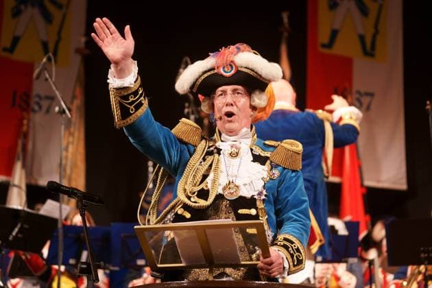 THOMAS THELEN AUF EINEM HANDY VERLEIHUNG DES RANZENGARDISTEN AN CHRISTIAN HEIDEL GROSSER MUSIKALISCHER GENERALAPPELL DER MAINZER RANZENGARDE KURFUERSTLICHES SCHLOSS MAINZ