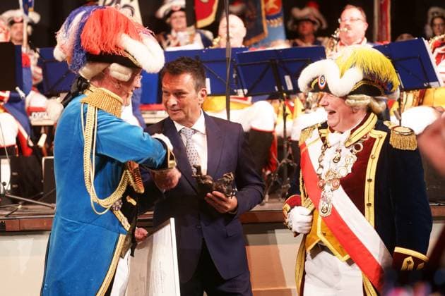 THOMAS THELEN, CHRISTIAN HEIDEL, LOTHAR BOTH VERLEIHUNG DES RANZENGARDISTEN AN CHRISTIAN HEIDEL GROSSER MUSIKALISCHER GENERALAPPELL DER MAINZER RANZENGARDE KURFUERSTLICHES SCHLOSS MAINZ