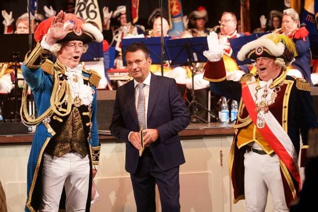 THOMAS THELEN, CHRISTIAN HEIDEL, LOTHAR BOTH VERLEIHUNG DES RANZENGARDISTEN AN CHRISTIAN HEIDEL GROSSER MUSIKALISCHER GENERALAPPELL DER MAINZER RANZENGARDE KURFUERSTLICHES SCHLOSS MAINZ
