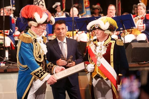THOMAS THELEN, CHRISTIAN HEIDEL, LOTHAR BOTH VERLEIHUNG DES RANZENGARDISTEN AN CHRISTIAN HEIDEL GROSSER MUSIKALISCHER GENERALAPPELL DER MAINZER RANZENGARDE KURFUERSTLICHES SCHLOSS MAINZ