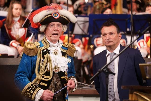 THOMAS THELEN, CHRISTIAN HEIDEL VERLEIHUNG DES RANZENGARDISTEN AN CHRISTIAN HEIDEL GROSSER MUSIKALISCHER GENERALAPPELL DER MAINZER RANZENGARDE KURFUERSTLICHES SCHLOSS MAINZ