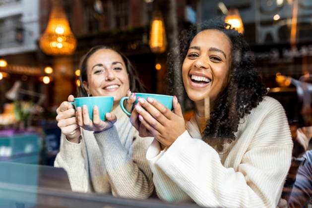 Friends having coffee sitting in cafe model released, Symbolfoto, WPEF06810