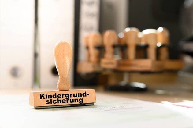 Stock- und Symbolbilder I 03.01.2023 Entlastungspaket der Bundesregierung, Kindergeld soll auf 250 Euro steigen: Kindergelderhöhung und Kindergrundsicherung Hamburg Studio Hamburg Deutschland *** Stock and symbol pictures I 03 01 2023 relief package of the Federal Government, child benefit is to rise to 250 euros child benefit increase and child basic safety device Hamburg Studio Hamburg Germany Copyright: xLobeca FelixxSchlikisx