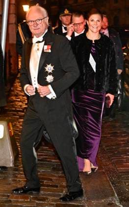 STOCKHOLM 20221220 Kung Carl Gustaf, kronprinsessan Victoria och prins Daniel anländer till Svenska Akademiens högtidssammankomst i Börshuset i Gamla stan i Stockholm pa tisdagen. STOCKHOLM SVERIGE ACE x10030x *** STOCKHOLM 20221220 King Carl Gustaf, Crown Princess Victoria and Prince Daniel arrive at the Swedish Academys festive gathering at the Stock Exchange in Old Town in Stockholm on Tuesday STOCKHOLM SWEDEN ACE x10030x,  Copyright: xJonasxEkströmer TTx SVENSKA AKADEMIENS HÖGTIDSSAMMANKOMST TTABB0000000000148339