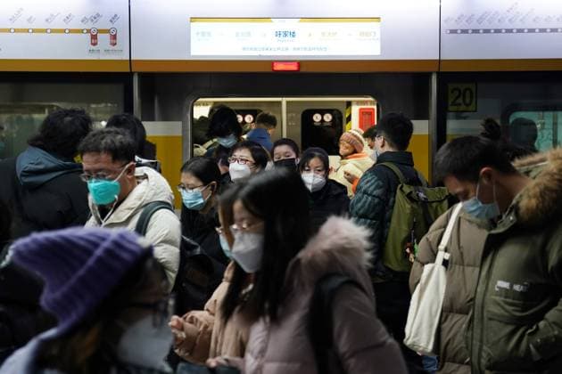 (230103) -- BEIJING, Jan. 3, 2023 -- Passengers are seen at Hujialou Subway Station during morning peak hours in Beijing, capital of China, Jan. 3, 2023. On Tuesday, the first working day of 2023, Beijing saw its morning peak after a steady return to work. ) CHINA-BEIJING-MORNING PEAK (CN) JuxHuanzong 