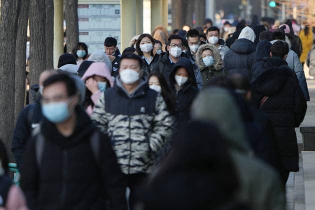 News Themen der Woche KW01 News Bilder des Tages (230103) -- BEIJING, Jan. 3, 2023 -- People walk on Jianguo Road during morning peak hours in Chaoyang District of Beijing, capital of China, Jan. 3, 2023. On Tuesday, the first working day of 2023, Beijing saw its morning peak after a steady return to work. ) CHINA-BEIJING-MORNING PEAK (CN) JuxHuanzong 