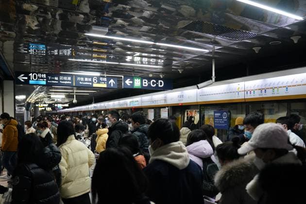 (230103) -- BEIJING, Jan. 3, 2023 -- Passengers are seen at Hujialou Subway Station during morning peak hours in Beijing, capital of China, Jan. 3, 2023. On Tuesday, the first working day of 2023, Beijing saw its morning peak after a steady return to work. ) CHINA-BEIJING-MORNING PEAK (CN) JuxHuanzong 