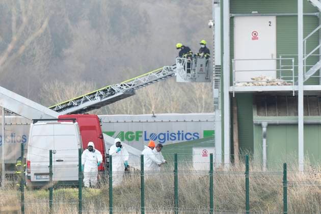 Bilder des Jahres 2023, News 01 Januar News Themen der Woche KW01 News Bilder des Tages The largest bird flu hotbed in Czechia to date was confirmed on Friday in Brod nad Tichou, western Bohemia, where company Ceska drubez keeps 742,000 hens in three halls. The SVS confirmed the H5N1 virus subtype, which is potentially transmissible to humans. The birds start culled in Brod nad Tichou, Czech Republic, January 3, 2023. (CTKxPhoto MiroslavxChaloupka) CTKPhotoP2023010302564  P2023010302564