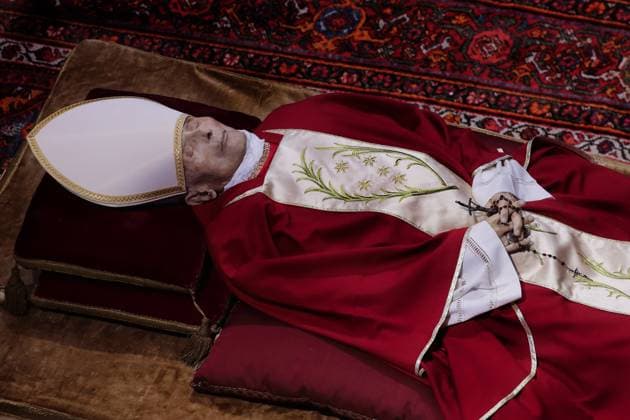Entertainment Themen der Woche KW01 Entertainment Bilder des Tages News Bilder des Tages January 3, 2023 - The body of Pope Emeritus Benedict XVI lays in state at St. Peter s Basilica at the Vatican- EvandroInetti_via ZUMA Wire Vatican City State - ZUMAi15_ 20230103_zaf_i15_007 Copyright: xEvandroxInettix