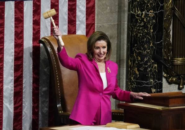 Bilder des Jahres 2023, News 01 Januar News Themen der Woche KW01 News Bilder des Tages Outgoing Speaker of the House Nancy Pelosi, D-CA, holds the gavel as she calls the House to order on the first day of the 118th Congress at the US Capitol in Washington, DC on Tuesday, January 3, 2023.  WAS20230103714 KENxCEDENO