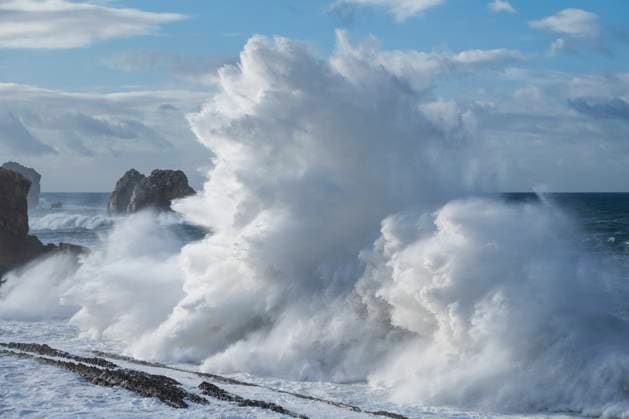Creative Highlights World Large winter waves crash at Playa de la Arnia, Cantabria, Spain Liencres, Cantabria, Spain R_XCPU221229D5-1088883-01