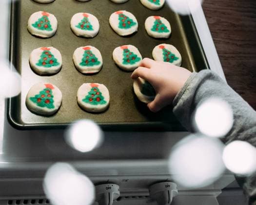 Little hand reaching for Christmas cookies McClure, Illinois, United States CR_WEKW23010342-1090726-01 ,model released, Symbolfoto
