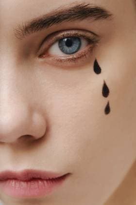 Creative Highlights Symbolbilder Close-up portriat of a model with tears make-up Gomel, Gomel Region, Belarus R_PJWUOI230103-1090518-01 ,model released, Symbolfoto