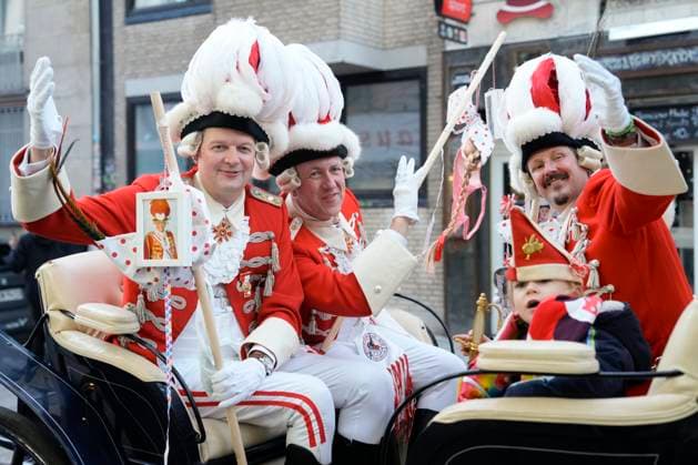 Entertainment Themen der Woche KW01 Entertainment Bilder des Tages News Bilder des Tages Koelner Karneval, Dreigestirn Einzug in die Hofburg Aktuell, 03.01.2023, Koeln, Das designierte Koelner Dreigestirn aus Boris Mueller (Prinz Boris) Marco Schneefeld (Bauer Marco) und Andre Fahnenbruck (Jungfrau Aggripina) bei seinem Umzug in der Kutsche durch Koeln und Einzug in die Hofburg im Dorint Hotel Koeln Nordrhein-Westfalen Deutschland *** Koelner carnival, triumvirate entry into the Hofburg Current, 03 01 2023, Cologne, The designated Koelner triumvirate of Boris Mueller Prince Boris Marco Schneefeld farmer Marco and Andre Fahnenbruck maiden Aggripina during his procession in the carriage through Cologne and entry into the Hofburg at the Dorint Hotel Koeln North Rhine Westphalia Germany